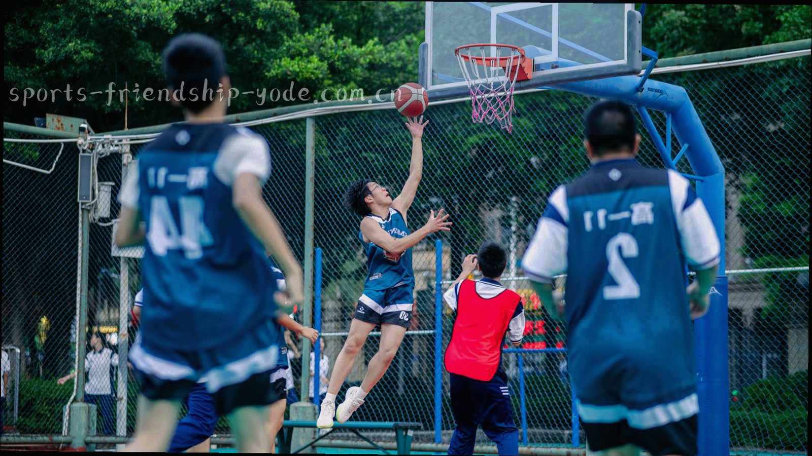 清晨的球场看台与跑道，光线斜射，画面空旷无人